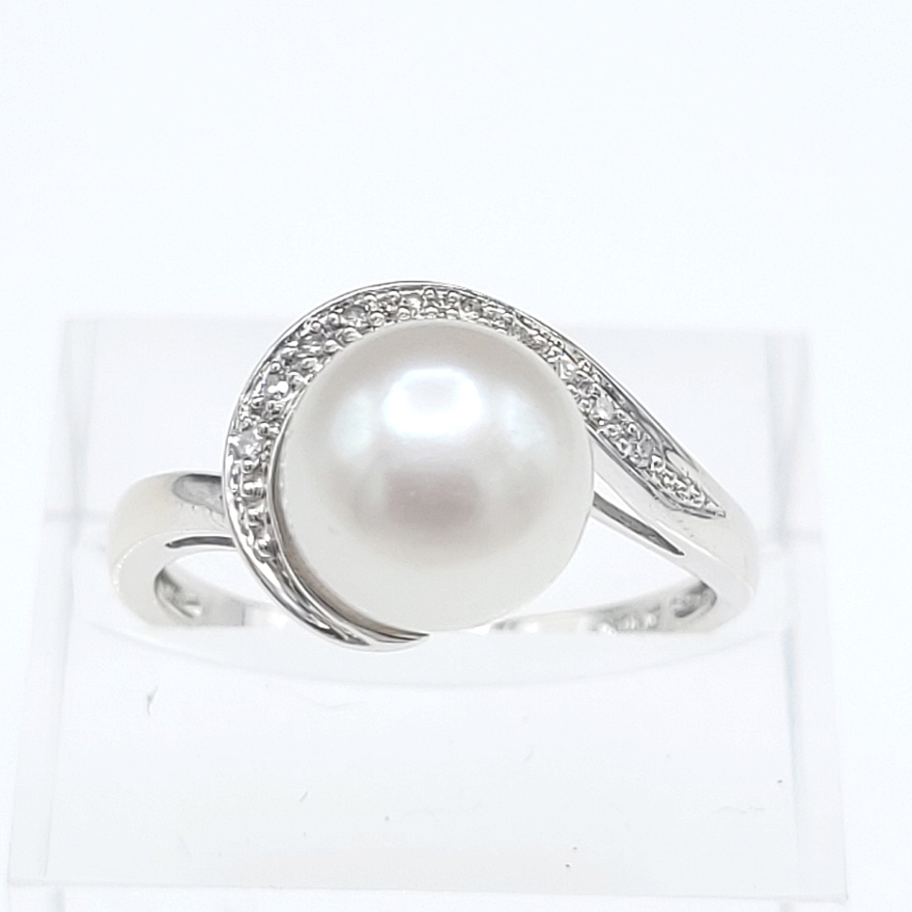 10k white gold pearl and diamond ring